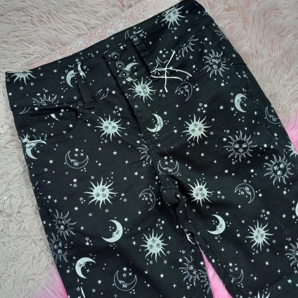 SOLD Hot topic sun moon star celestial mall goth hi-rise Skinny jeans! Like new - Picture 4 of 5